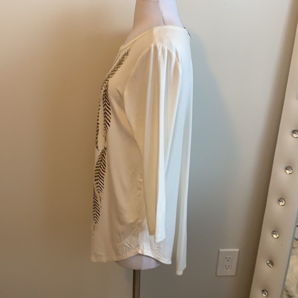 Karen Kane Amber Waves Feather Print Tee - Picture 5 of 10